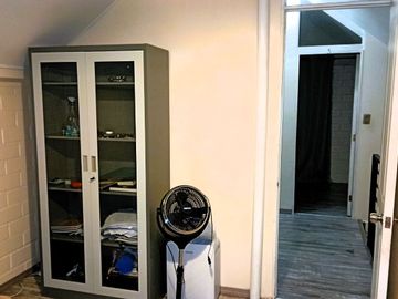CASA DE 3 PISOS CON 4D+2B+1E EN BARRIO RESIDENCIAL.