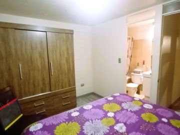 CASA DE 3 PISOS CON 4D+2B+1E EN BARRIO RESIDENCIAL.