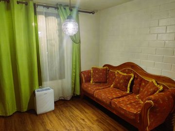 CASA DE 3 PISOS CON 4D+2B+1E EN BARRIO RESIDENCIAL.