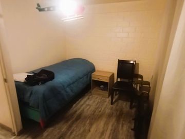 CASA DE 3 PISOS CON 4D+2B+1E EN BARRIO RESIDENCIAL.
