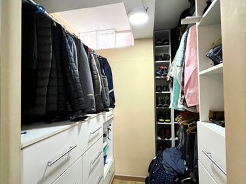 DEPARTAMENTO AMOBLADO CERCA INEN Y OVALO HIGUERETA, SURCO COMO NUEVO FRENTE A PARQUE X $850