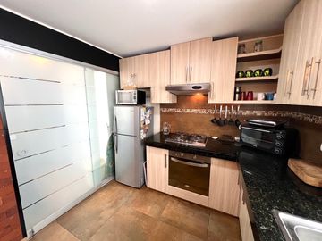 DEPARTAMENTO AMOBLADO CERCA INEN Y OVALO HIGUERETA, SURCO COMO NUEVO FRENTE A PARQUE X $850
