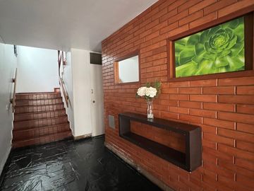 DEPARTAMENTO AMOBLADO CERCA INEN Y OVALO HIGUERETA, SURCO COMO NUEVO FRENTE A PARQUE X $850