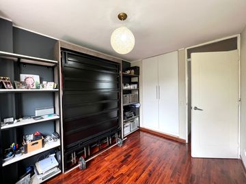 DEPARTAMENTO AMOBLADO CERCA INEN Y OVALO HIGUERETA, SURCO COMO NUEVO FRENTE A PARQUE X $850
