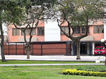 DEPARTAMENTO AMOBLADO CERCA INEN Y OVALO HIGUERETA, SURCO COMO NUEVO FRENTE A PARQUE X $850