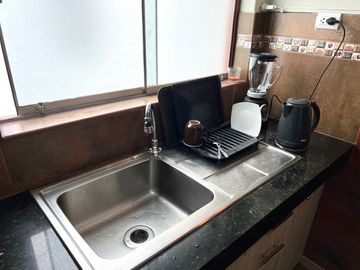 DEPARTAMENTO AMOBLADO CERCA INEN Y OVALO HIGUERETA, SURCO COMO NUEVO FRENTE A PARQUE X $850