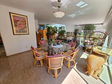 Las Cañadas Amplia Casa en Venta con Hermosa Variedad de Plantas