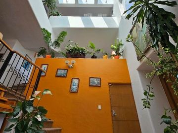 Las Cañadas Amplia Casa en Venta con Hermosa Variedad de Plantas