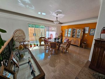 Las Cañadas Amplia Casa en Venta con Hermosa Variedad de Plantas