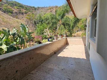 Las Cañadas Amplia Casa en Venta con Hermosa Variedad de Plantas