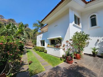 Las Cañadas Amplia Casa en Venta con Hermosa Variedad de Plantas