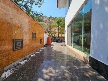 Las Cañadas Amplia Casa en Venta con Hermosa Variedad de Plantas