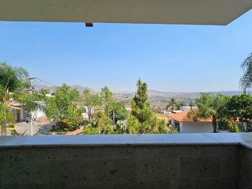 Las Cañadas Amplia Casa en Venta con Hermosa Variedad de Plantas