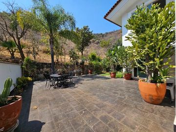 Las Cañadas Amplia Casa en Venta con Hermosa Variedad de Plantas