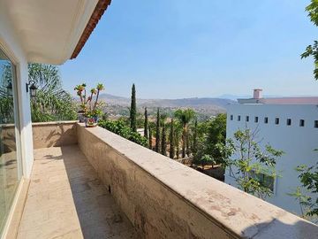 Las Cañadas Amplia Casa en Venta con Hermosa Variedad de Plantas