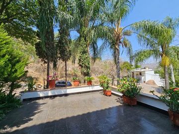 Las Cañadas Amplia Casa en Venta con Hermosa Variedad de Plantas
