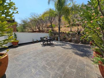 Las Cañadas Amplia Casa en Venta con Hermosa Variedad de Plantas