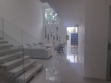 VENDEMOS ESPECTACULAR CASA LA GAITANA NEIVA