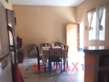 Casa en venta con 3 departamentos Pasaje