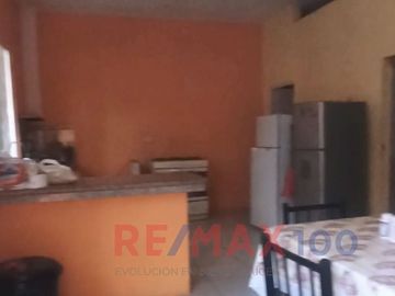 Casa en venta con 3 departamentos Pasaje