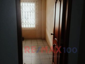 Casa en venta con 3 departamentos Pasaje