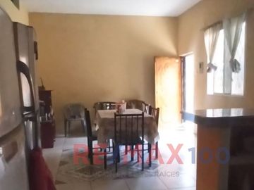 Casa en venta con 3 departamentos Pasaje