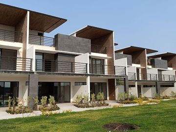 CASA EN VENTA CON ALBERCA EN XOCHITEPEC, MORELOS