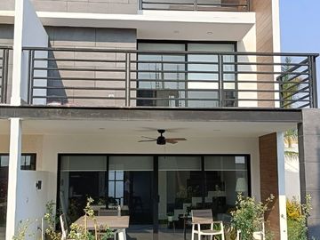 CASA EN VENTA CON ALBERCA EN XOCHITEPEC, MORELOS