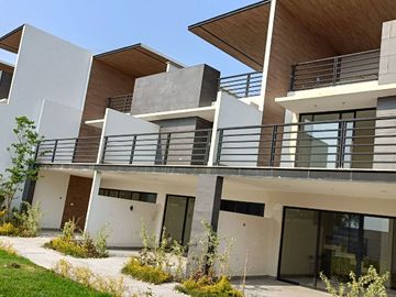 CASA EN VENTA CON ALBERCA EN XOCHITEPEC, MORELOS