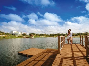Departamento con cuarto de lavado y amenidades en residencial con campo de golf en Yucatan Country Club.