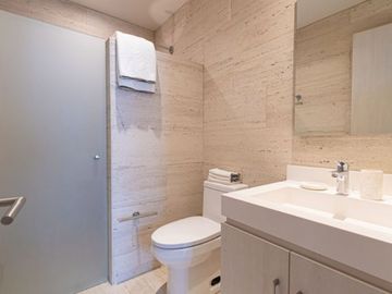 Departamento con cuarto de lavado y amenidades en residencial con campo de golf en Yucatan Country Club.