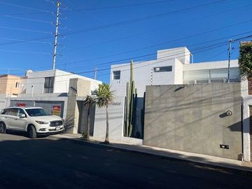 CASA EN LOMAS DE QUERETARO JUNTO AL CAMPESTRE