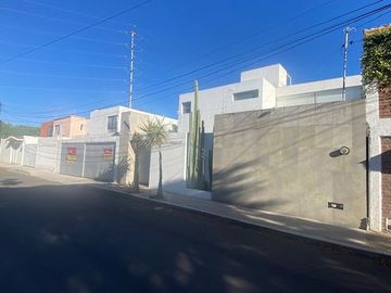 CASA EN LOMAS DE QUERETARO JUNTO AL CAMPESTRE