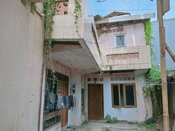 Dijual 2 unit Rumah Hanya Hitung Tanah Cocok buat kos2an dan konveksi lokasi Ramai Strategis
