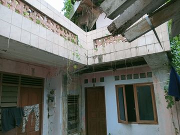 Dijual 2 unit Rumah Hanya Hitung Tanah Cocok buat kos2an dan konveksi lokasi Ramai Strategis