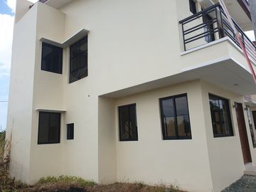 ELEGANT TAHIMIK 4-BEDROOM 2-CAR GARAGE 2-STOREY SICILY SINGLE ATTACHED HOUSE & LOT AT STERLING RESIDENCES ONE – NAIC, CAVITE