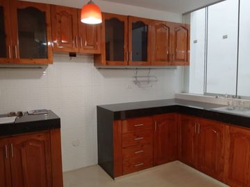 DEPARTAMENTO AMPLIO, ILUMINADO CON COCHERA