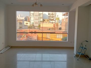 DEPARTAMENTO AMPLIO, ILUMINADO CON COCHERA