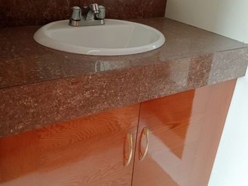 DEPARTAMENTO AMPLIO, ILUMINADO CON COCHERA