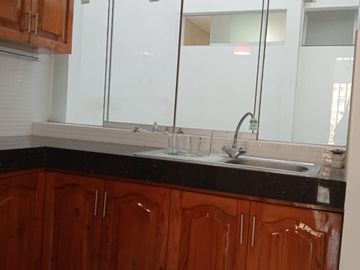 DEPARTAMENTO AMPLIO, ILUMINADO CON COCHERA