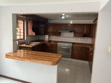 Venta de Casa con Local Comercial en Venta en Camelinas