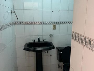Venta de Casa con Local Comercial en Venta en Camelinas