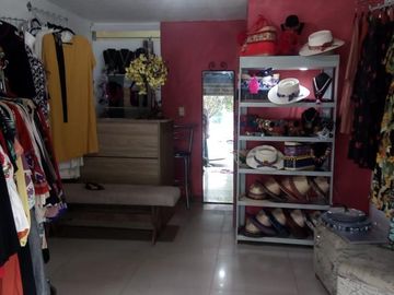 Venta de Casa con Local Comercial en Venta en Camelinas