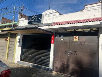 Venta de Casa con Local Comercial en Venta en Camelinas