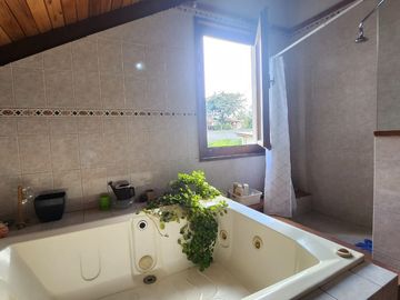 Vendo Casa de 512.91m2 con Terreno de 2386m2 en Tumbaco a 1 minuto de la Ruta Viva