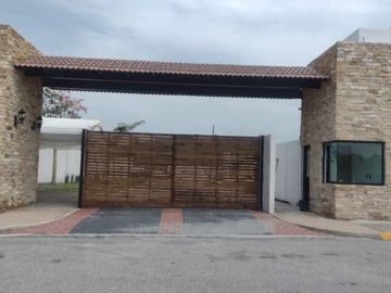 CASA EN VENTA CON ALBERCA RESIDENCIAL TERRA VITA