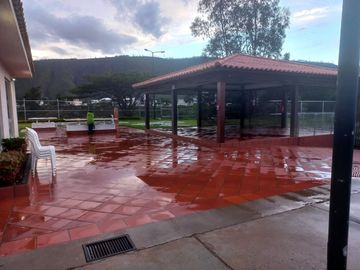 Dpto pocos años, Pomasqui vía la Mitad del Mundo