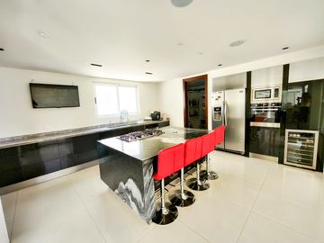 venta de Casa de Lujo con alberca y 4 recamaras en la cima, Angelopolis, Puebla