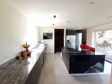 venta de Casa de Lujo con alberca y 4 recamaras en la cima, Angelopolis, Puebla