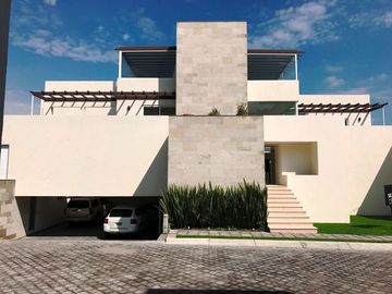venta de Casa de Lujo con alberca y 4 recamaras en la cima, Angelopolis, Puebla